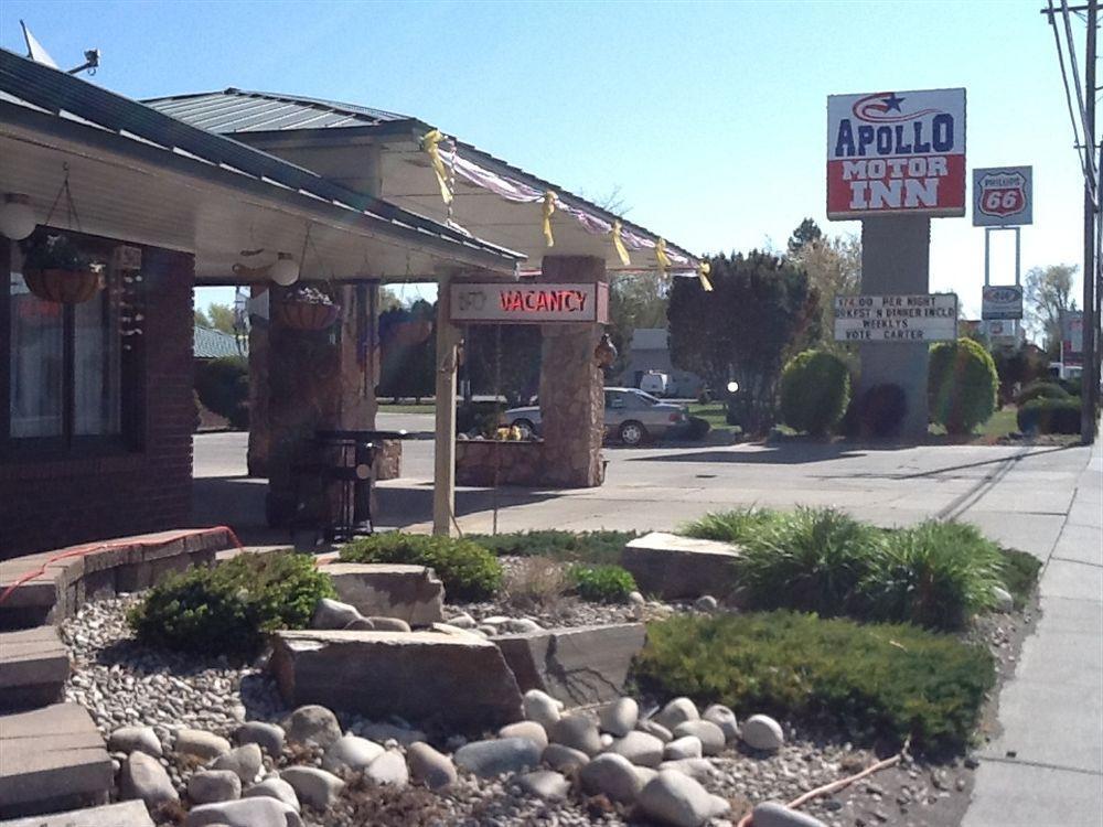 Apollo Motor Inn sign and entrance